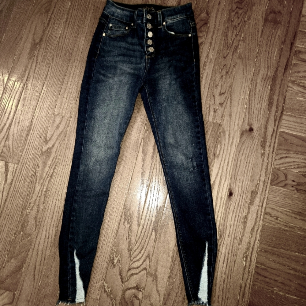 Juniors Skinny jeans with fringed bottoms.